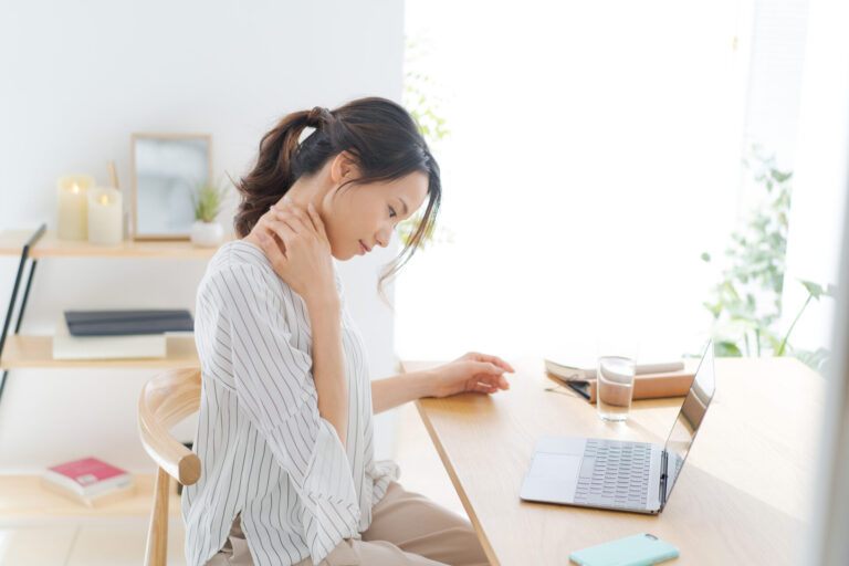 デスクの高さが合わないと起きる肩こり・腰痛の正体｜岐阜市で整体を探す人のための姿勢改善ガイド
