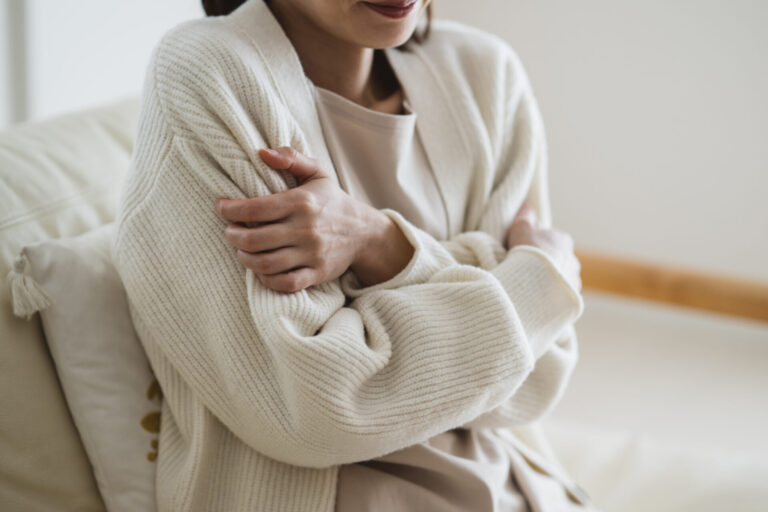 岐阜市の冬に急増する「冷え性が原因の肩こり・腰痛」──原因と今すぐできる対策、整体での改善ポイント